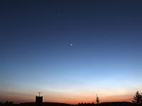 Astronomie 12  Abendstimmung &uuml;ber den D&auml;chern von Lonsee mit Mond, Venus und Jupiter, 25.03.2012 gegen 20:19.