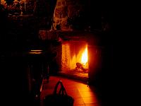 Feuer 04  Das Feuer prasselt in der Casa da Capela bei Gouveia in Portugal, Sommer 2002
