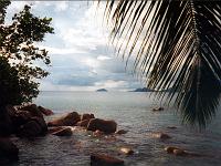 Landschaften 11  Am Strande der Beau Vallon Bay auf Mahe, Seychellen, Februar 2002