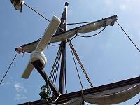 Technik 25  Nostalgie und Monderne, Segel und Radar, gesehen auf einem Piratenschiff im Mittelmeer am 25.06.2009.