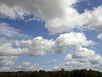 Wolken 31  Haufenwolken (Cumulus) und Cirruswolken &uuml;ber Frauenfeld in der Schweiz am 11.05.2014.